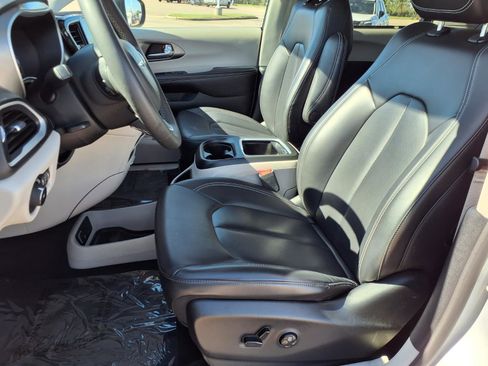 Used 2023 Chrysler Pacifica Touring-L FWD image 24