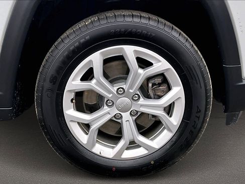 Used 2024 Jeep Compass Latitude image 34