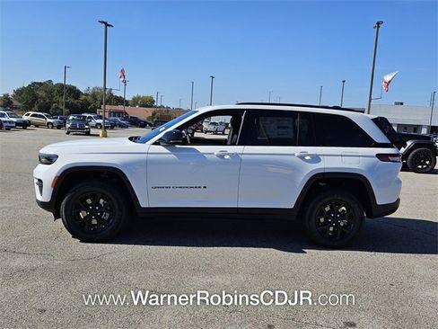 New 2025 Jeep Grand Cherokee Altitude image 4