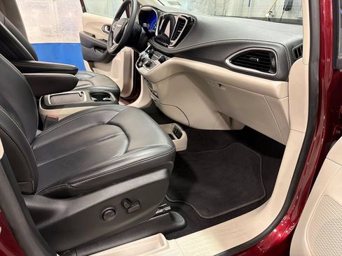 Used 2023 Chrysler Pacifica Touring-L w/ Uconnect Theater Family Group FWD image 20
