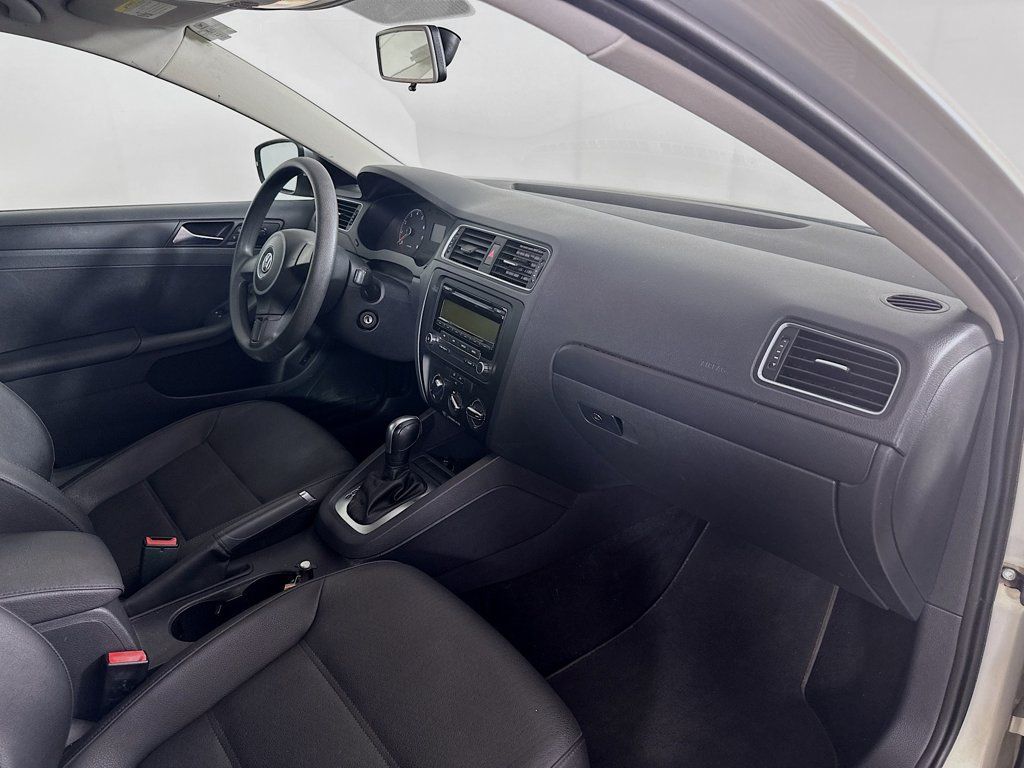 Used 2011 Volkswagen Jetta SE FWD image 29