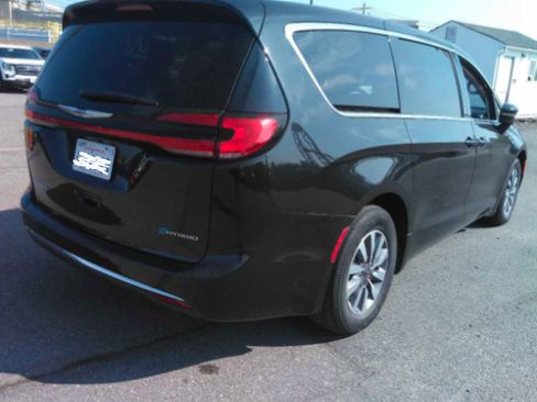 Used 2023 Chrysler Pacifica Touring-L FWD image 6