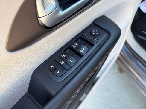 Used 2017 Chrysler Pacifica Touring w/ Tire & Wheel Group image 12