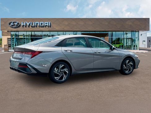 New 2025 Hyundai Elantra Limited FWD image 8