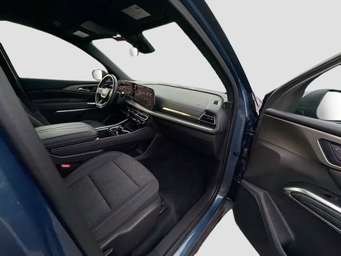 Used 2025 Chevrolet Traverse LT image 28