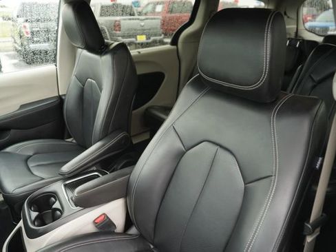 Used 2023 Chrysler Pacifica Touring-L FWD image 10