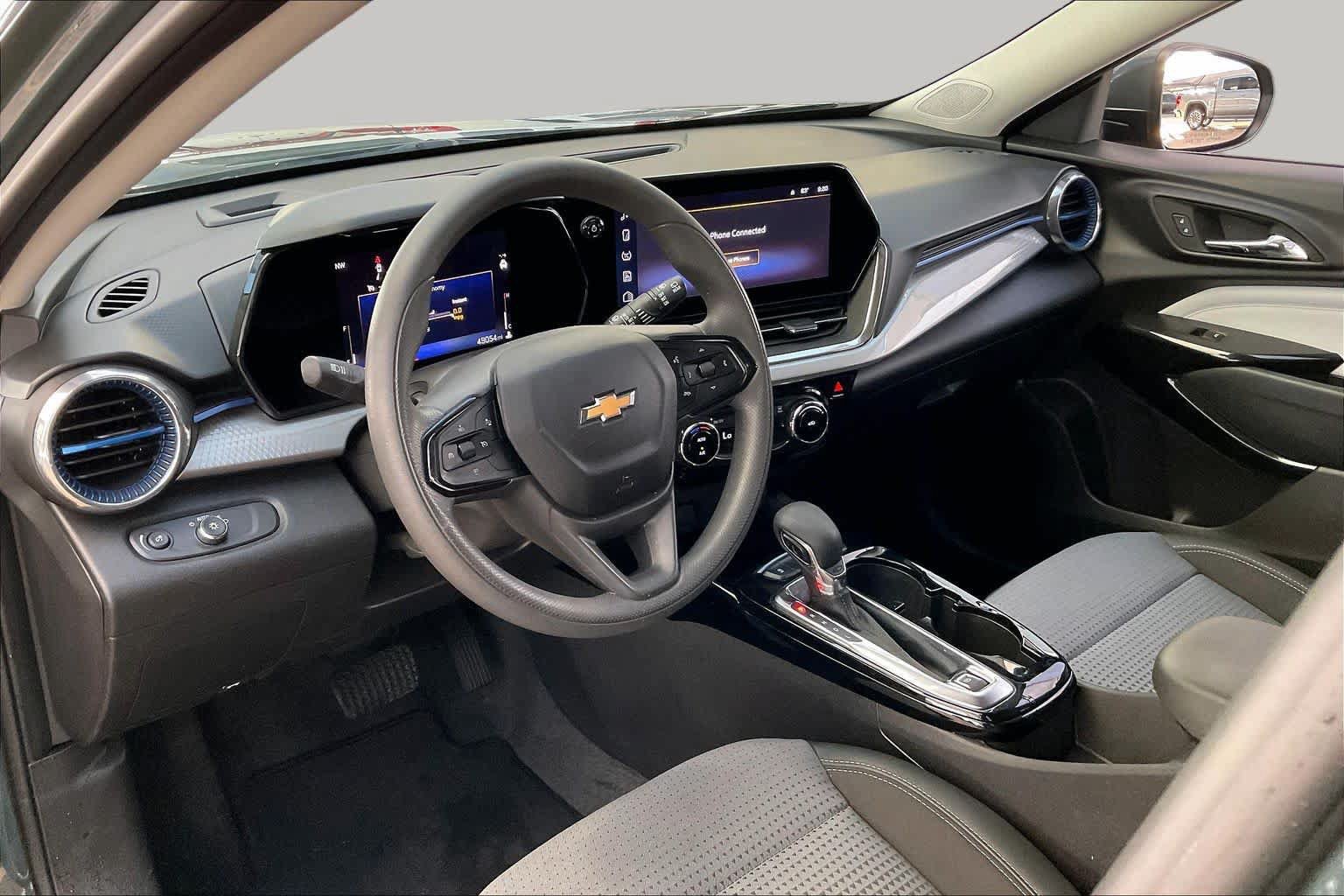 Used 2025 Chevrolet Trax LT w/ LPO, Blackout Package FWD image 17