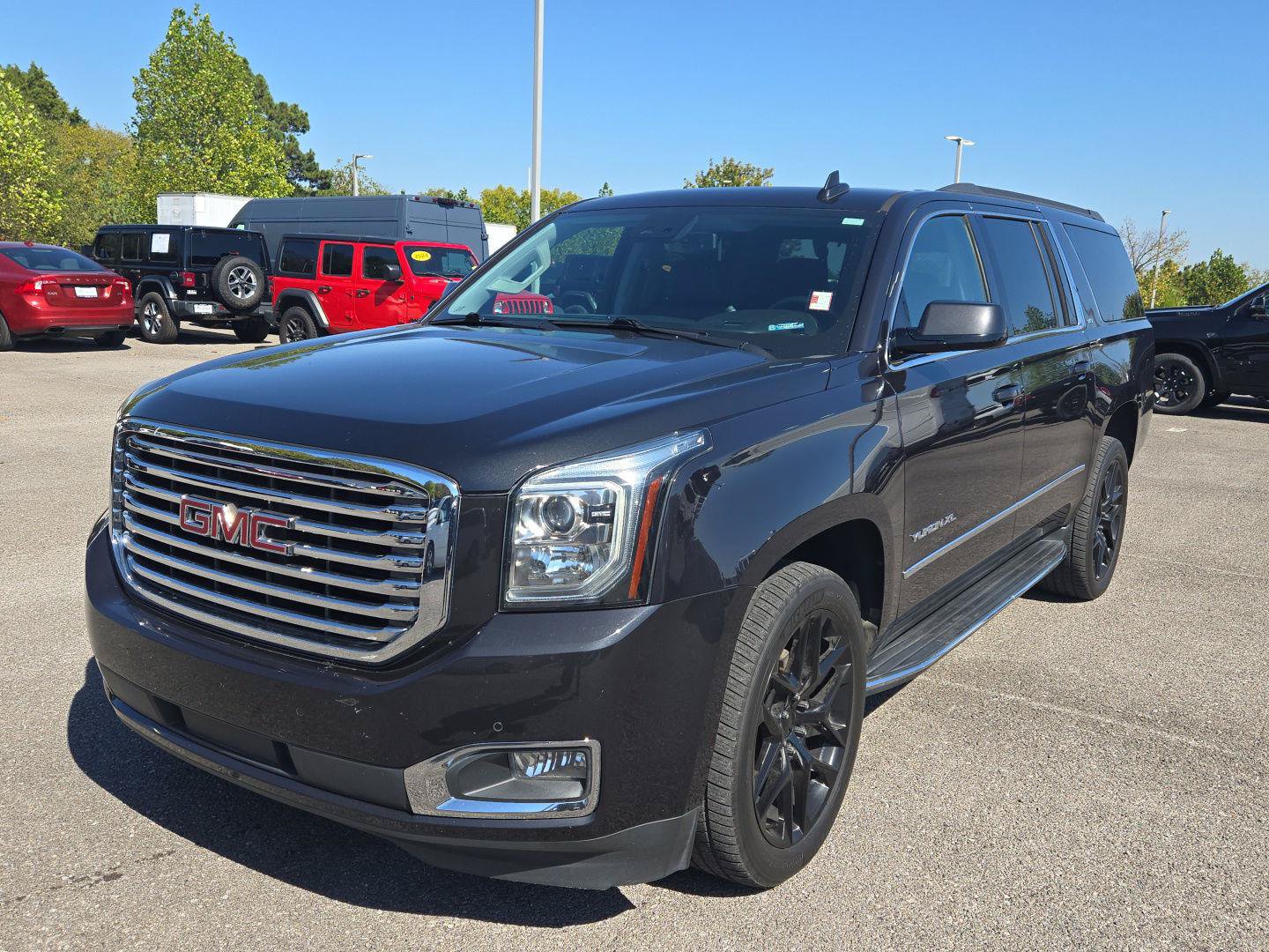 Used 2020 GMC Yukon XL SLT w/ Premium Edition AWD/4WD image 3