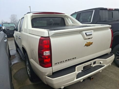Used 2013 Chevrolet Avalanche LTZ image 8