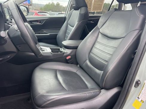 Used 2021 Toyota RAV4 XLE Premium image 28