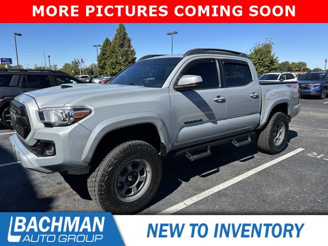 Used 2018 Toyota Tacoma TRD Sport AWD/4WD image 4