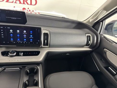 New 2025 Ford Expedition Active image 12