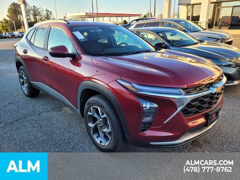 Used 2025 Chevrolet Trax LT w/ LT Convenience Package image 22