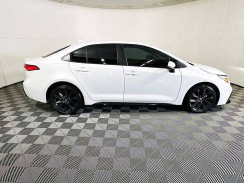 Used 2023 Toyota Corolla SE FWD image 2