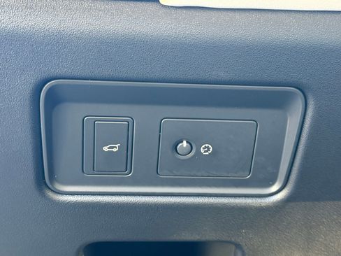 Used 2025 Land Rover Discovery S image 40