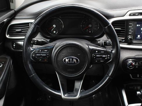 Used 2017 Kia Sorento LX w/ LX Convenience Package image 14