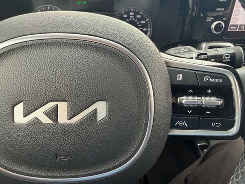 Used 2023 Kia Sorento S image 22