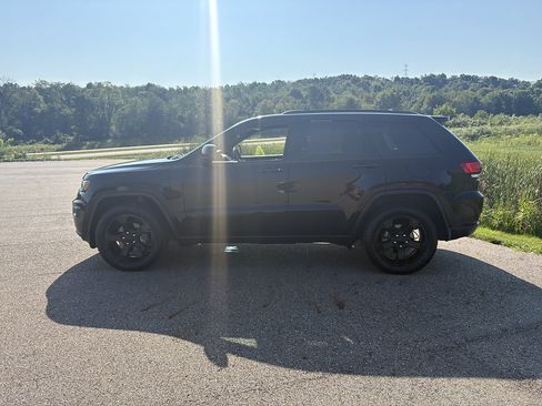 Used 2019 Jeep Grand Cherokee Laredo AWD/4WD image 2