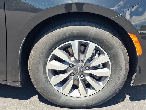 Used 2023 Chrysler Pacifica Touring-L FWD image 8