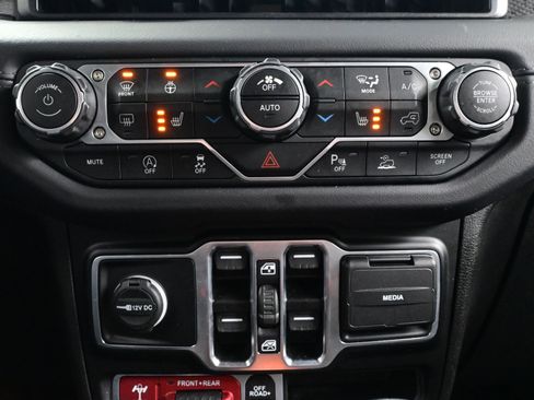 Used 2024 Jeep Wrangler Unlimited Rubicon image 18