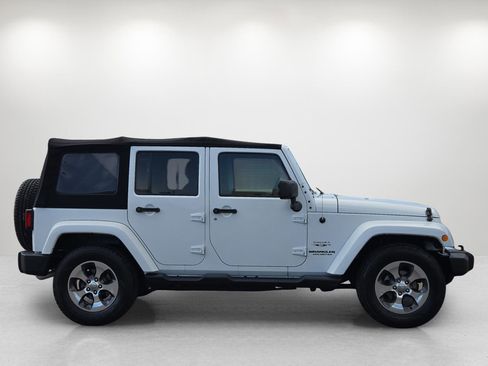 Used 2017 Jeep Wrangler Unlimited Sahara w/ Connectivity Group image 5