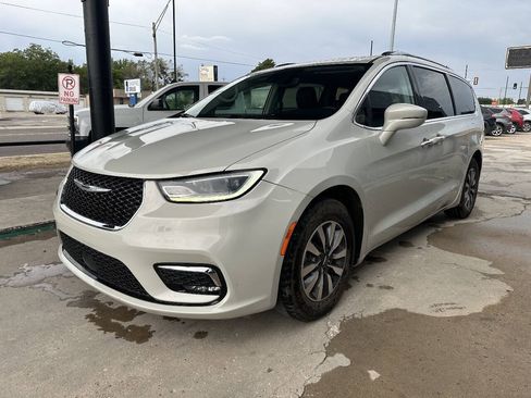 Used 2021 Chrysler Pacifica Touring-L FWD image 4