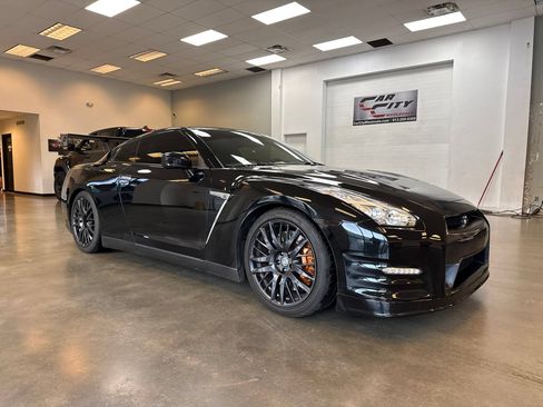 Used 2016 Nissan GT-R Premium AWD/4WD image 3
