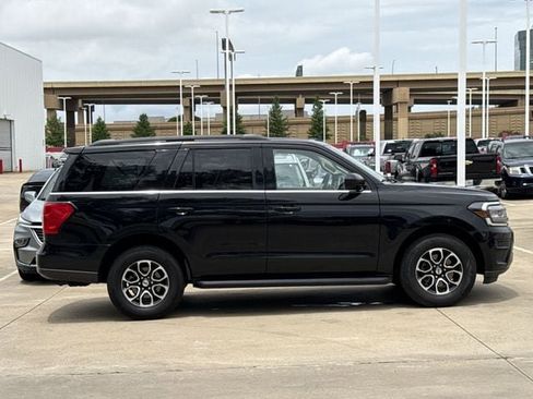 Used 2024 Ford Expedition XLT RWD image 3