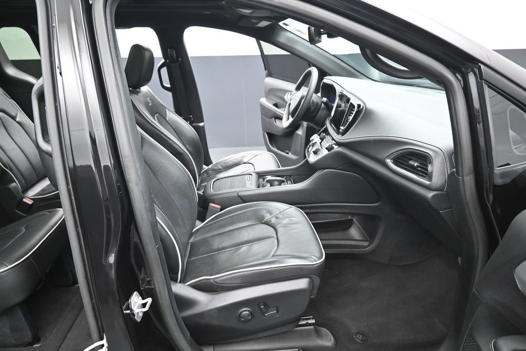 Used 2025 Chrysler Pacifica Limited FWD image 36