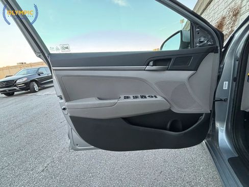 Used 2017 Hyundai Elantra Limited image 39