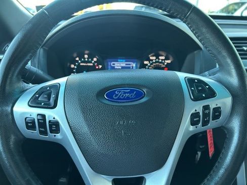 Used 2015 Ford Explorer XLT image 15