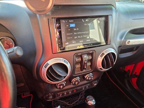 Used 2015 Jeep Wrangler Unlimited Sahara w/ Connectivity Group AWD/4WD image 19