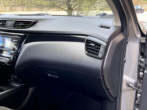 Used 2018 Nissan Rogue Sport SV AWD/4WD image 19