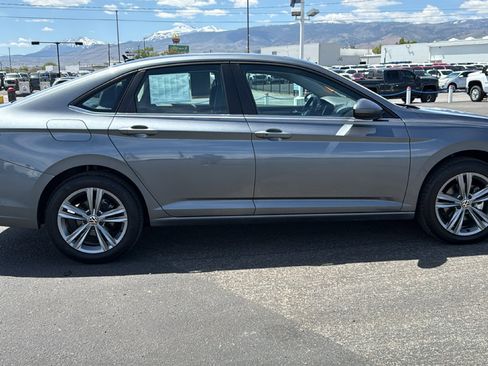 Used 2024 Volkswagen Jetta SE FWD image 4