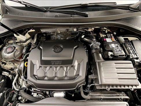 Certified 2024 Volkswagen Tiguan SEL R-Line image 9