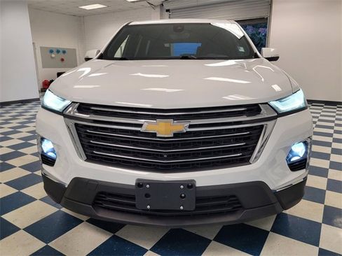 Used 2023 Chevrolet Traverse LT image 2