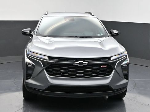 Used 2025 Chevrolet Trax RS w/ Sunroof Package FWD image 2