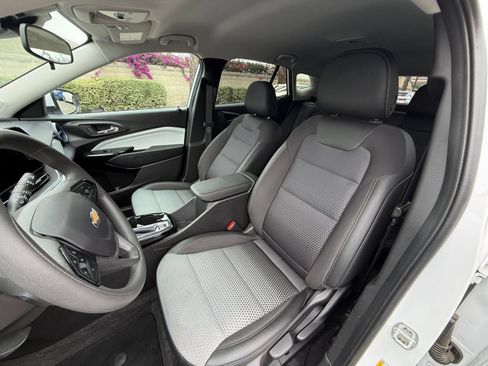Used 2025 Chevrolet Trax LT FWD image 34
