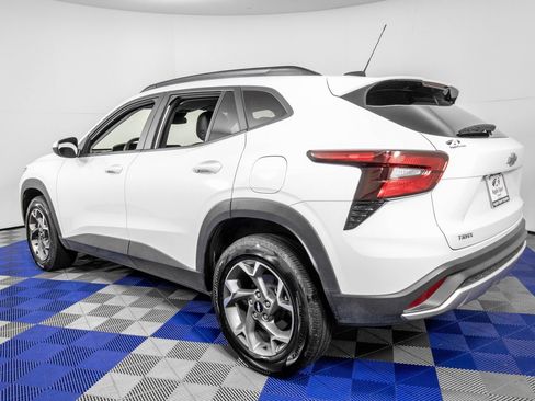 Used 2025 Chevrolet Trax LT FWD image 7