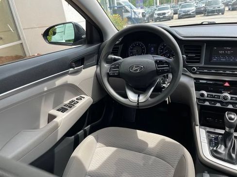 Used 2020 Hyundai Elantra SE FWD image 11