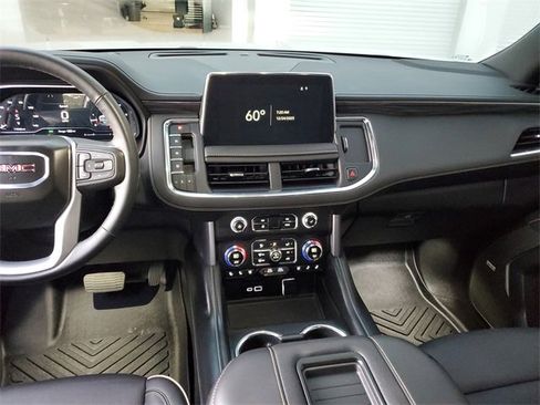 Used 2024 GMC Yukon XL SLT w/ SLT Luxury Package image 13