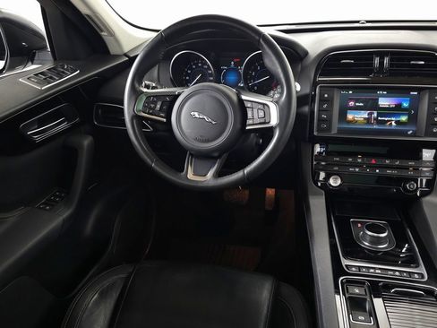 Used 2018 Jaguar F-PACE Prestige image 18
