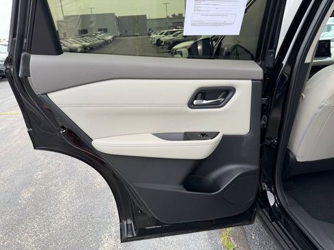 Used 2025 Nissan Rogue SL FWD image 16
