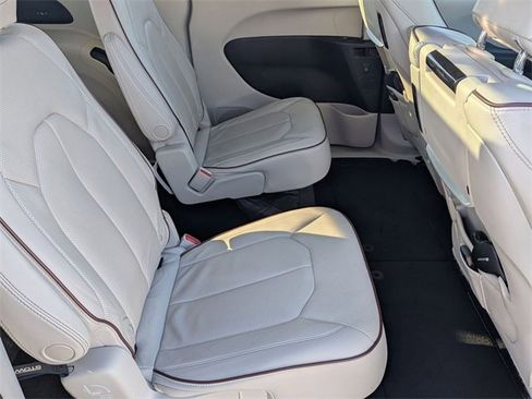 Used 2017 Chrysler Pacifica Limited w/ UConnect Theater Package image 28