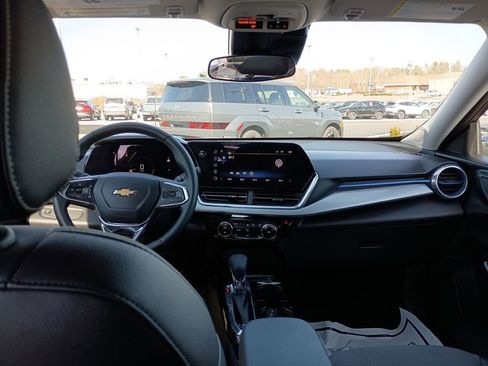 Used 2025 Chevrolet Trax LT w/ LT Convenience Package image 10