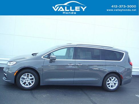 Used 2021 Chrysler Pacifica Touring-L w/ Uconnect Theater Family Group FWD image 2