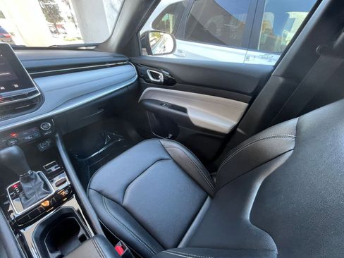 Used 2025 Jeep Compass Limited image 35