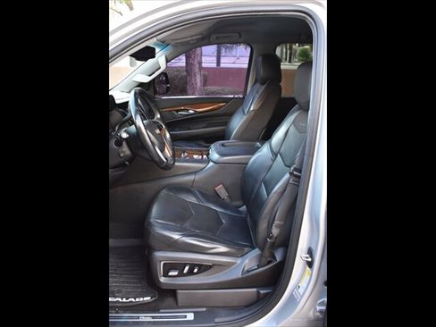 Used 2018 Cadillac Escalade ESV 2WD image 15