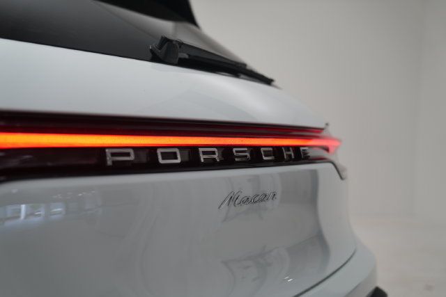 Certified 2026 Porsche Macan AWD/4WD image 28