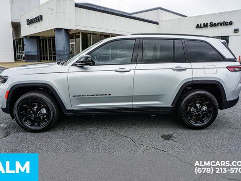Used 2025 Jeep Grand Cherokee Altitude AWD/4WD image 6